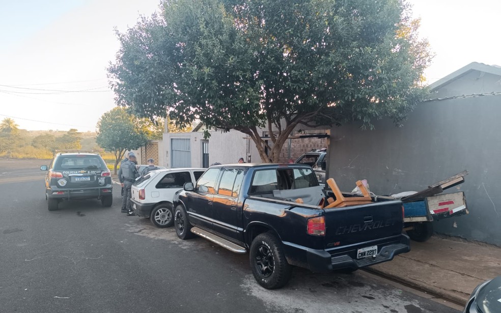 PM de Rio Preto (SP) apreende 10 ve&iacute;culos furtados para desmanche &mdash; Foto: Pol&iacute;cia Militar