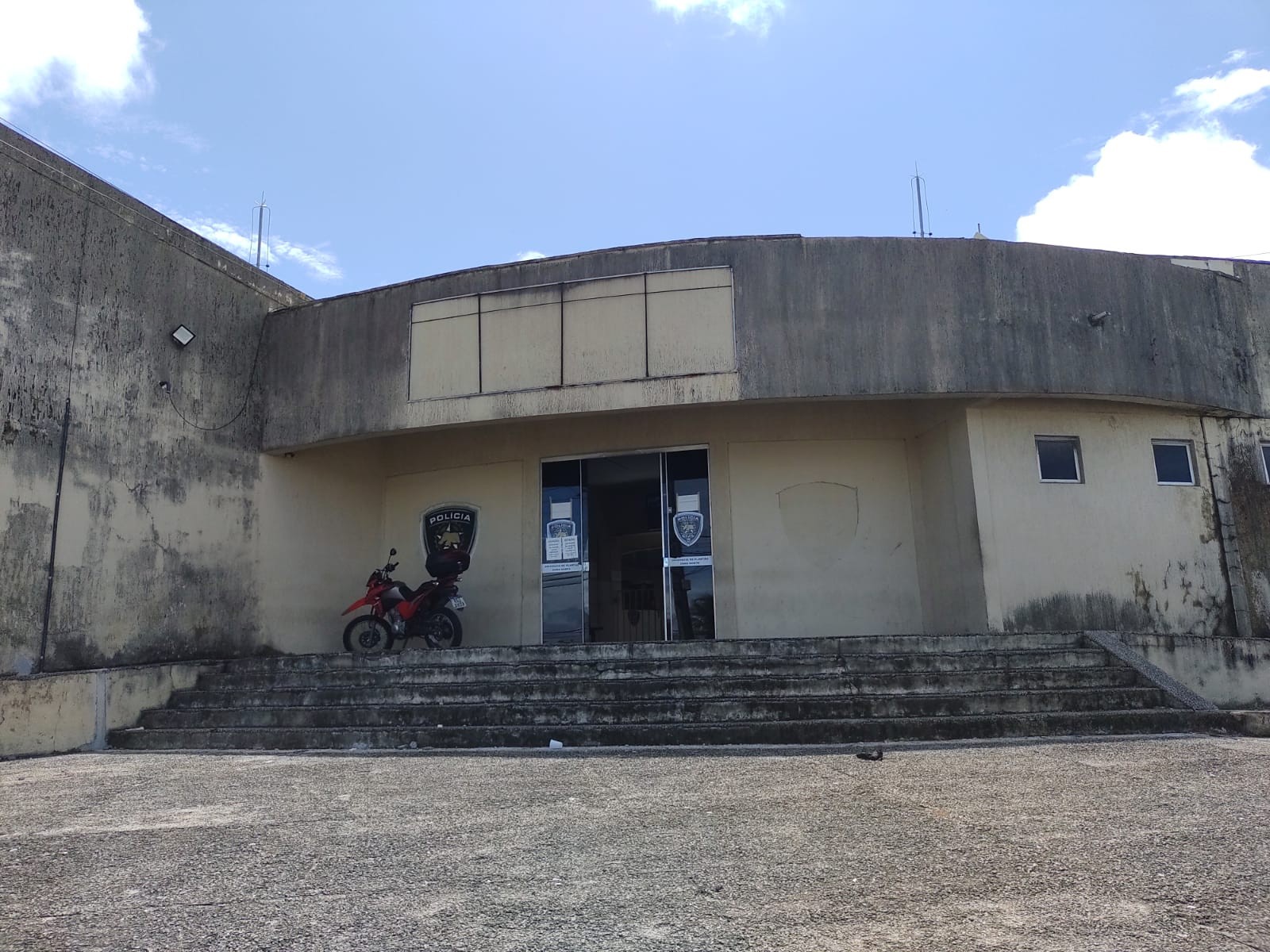 Detento algemado foge de escolta durante transferência em delegacia de Natal