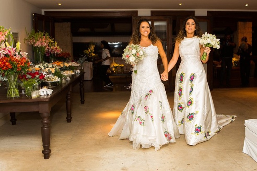 Daniela Mercury e Malu Verçosa em Noronha na lua de mel, em 2013 — Foto: Célia Santos/Divulgação