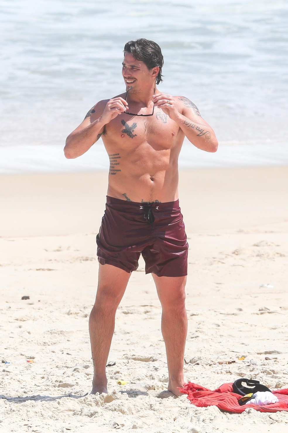 O calorão encheu as praias, inclusive de famosos, como o ator Rômulo Arantes Neto — Foto: Dilson Silva / AgNews
