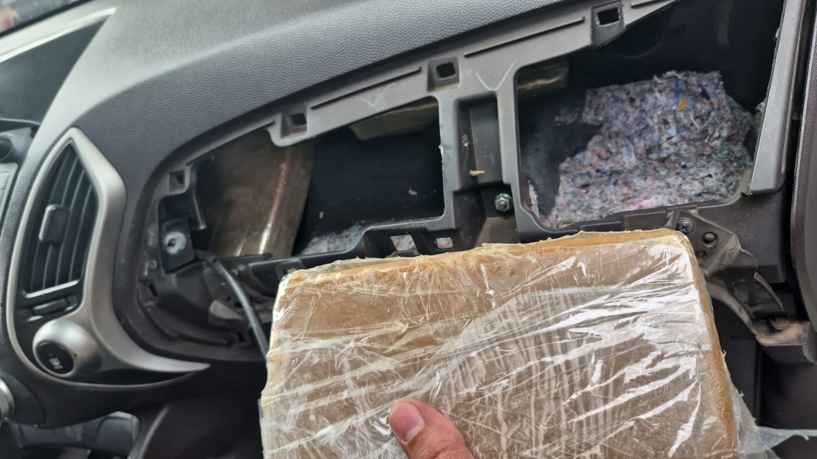 Barras de crack são apreendidas dentro do painel de carro na BR-262