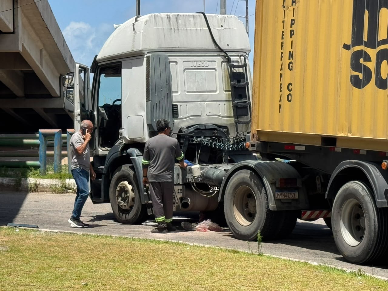 Acesso à Avenida João Medeiros Filho é interditado por carreta quebrada na BR-101