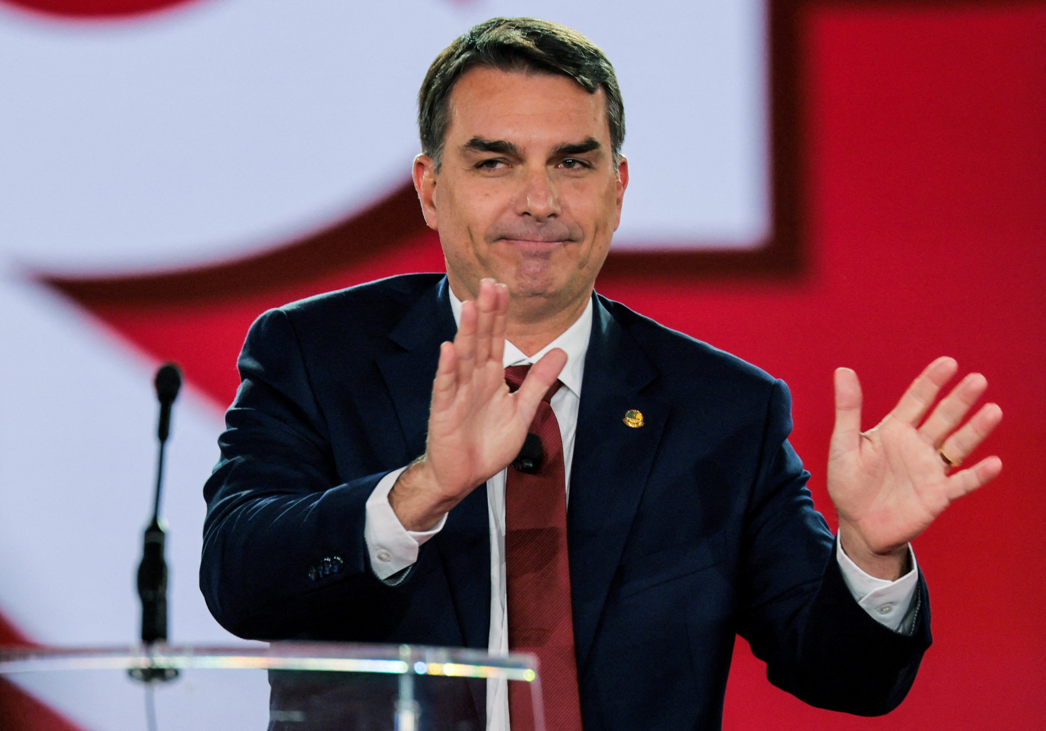 Flávio Bolsonaro lança pacote de segurança com redução da maioridade penal e castração química