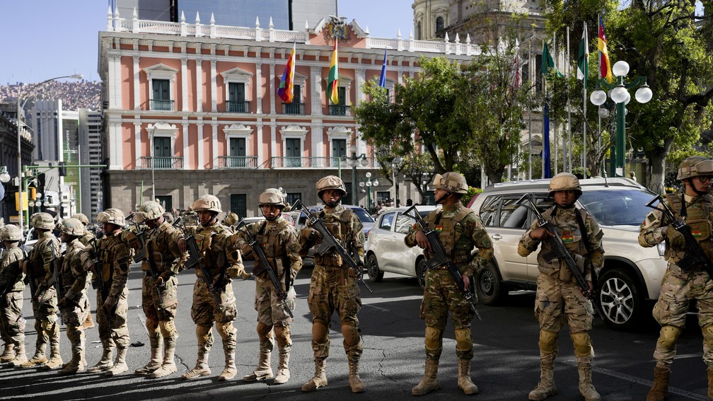 Soldados bolivianos protegem palácio presidencial na Praça Murillo em La Paz, na Bolívia, em 26 de junho de 2024. — Foto: Juan Karita/AP