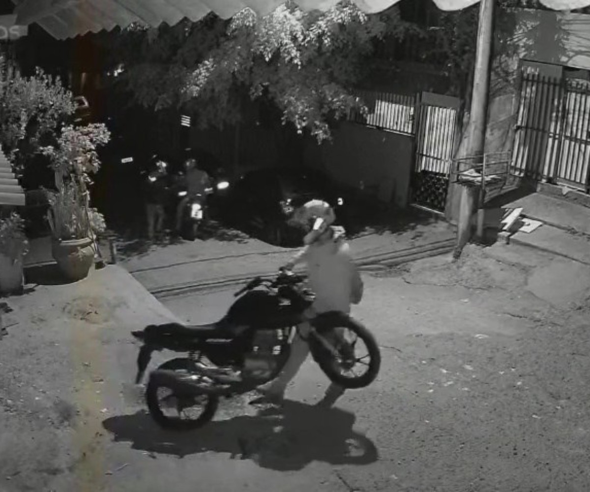 VÍDEO: sem conseguir ligar moto, criminoso arrasta veículo durante furto em Campinas
