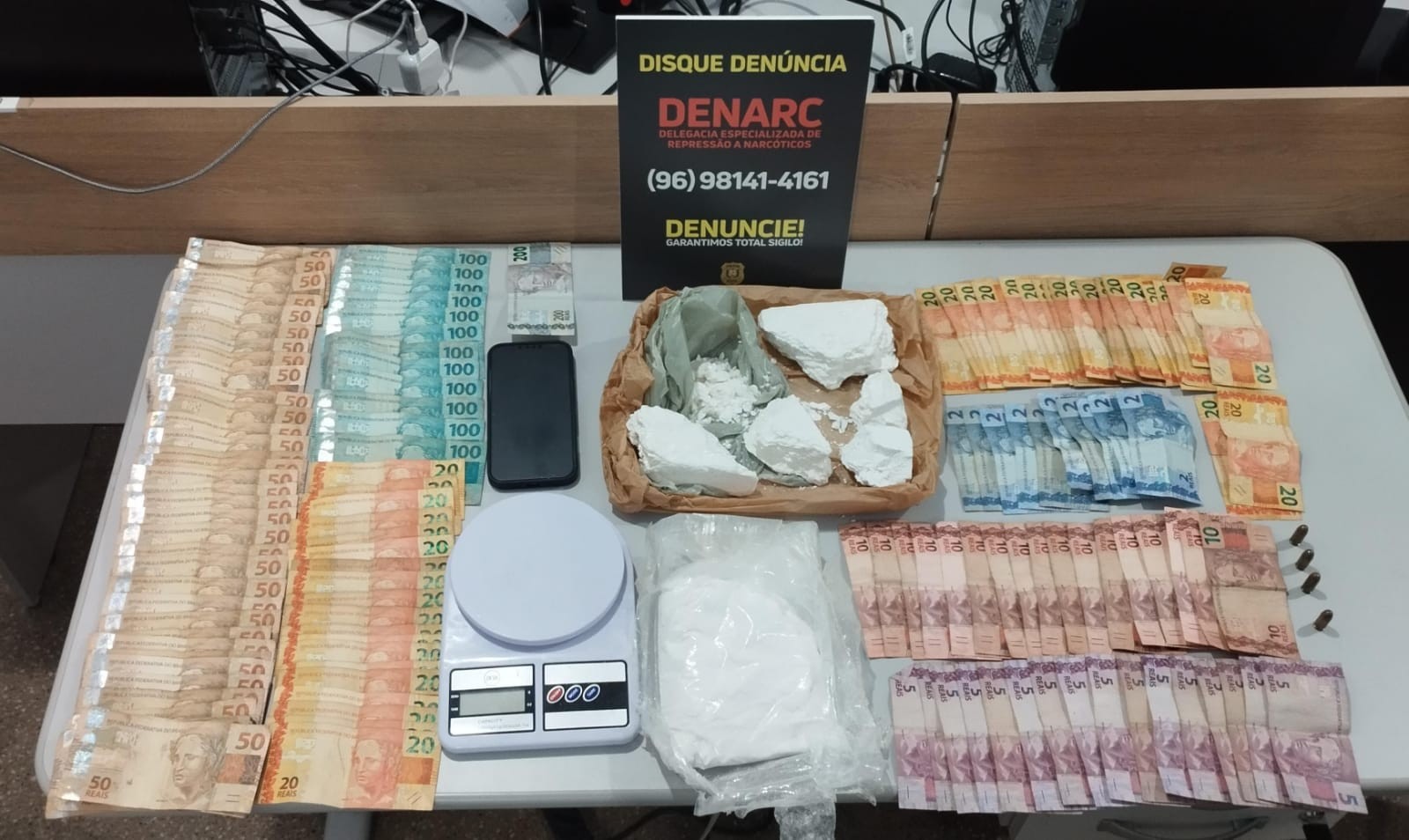 Suspeitos de tráfico são presos com cocaína, dinheiro e munições em Macapá