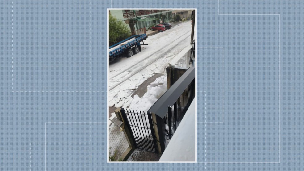Ruas de Caxias do Sul amanheceram cobertas de gelo — Foto: Reprodução/RBS TV