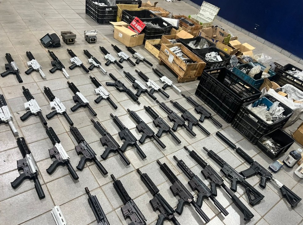 Polícia apreende 40 fuzis AR-15 que abasteceria facções de SP e RJ operação que fechou fábrica clandestina de armas em Santa Bárbara — Foto: Secretaria de Segurança Pública/Reprodução