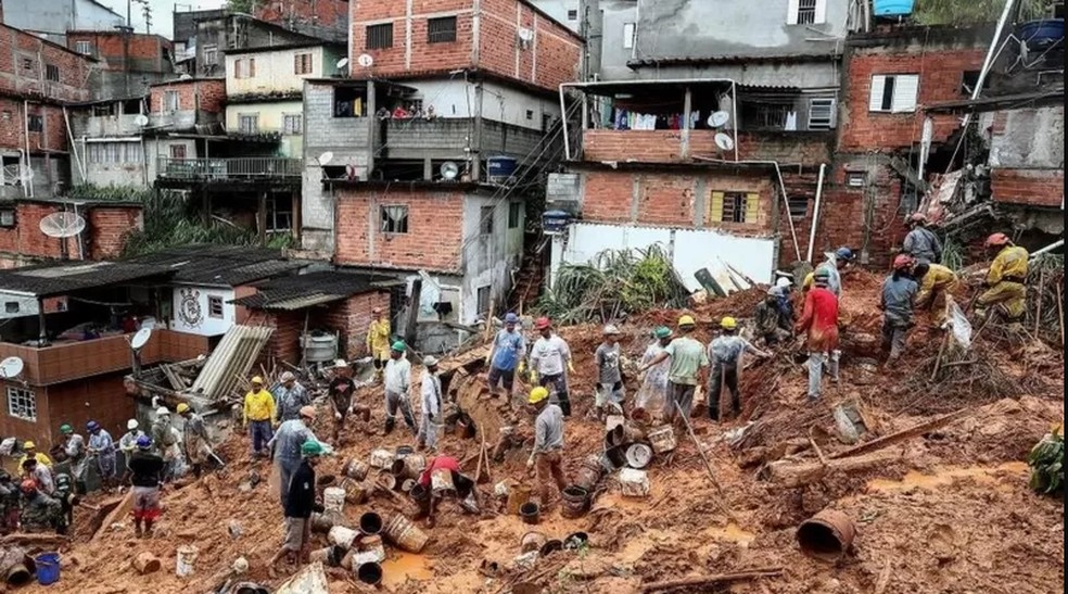 Três pessoas morrem após deslizamento de terra em Embu das Artes, na Grande  SP - País - Diário do Nordeste