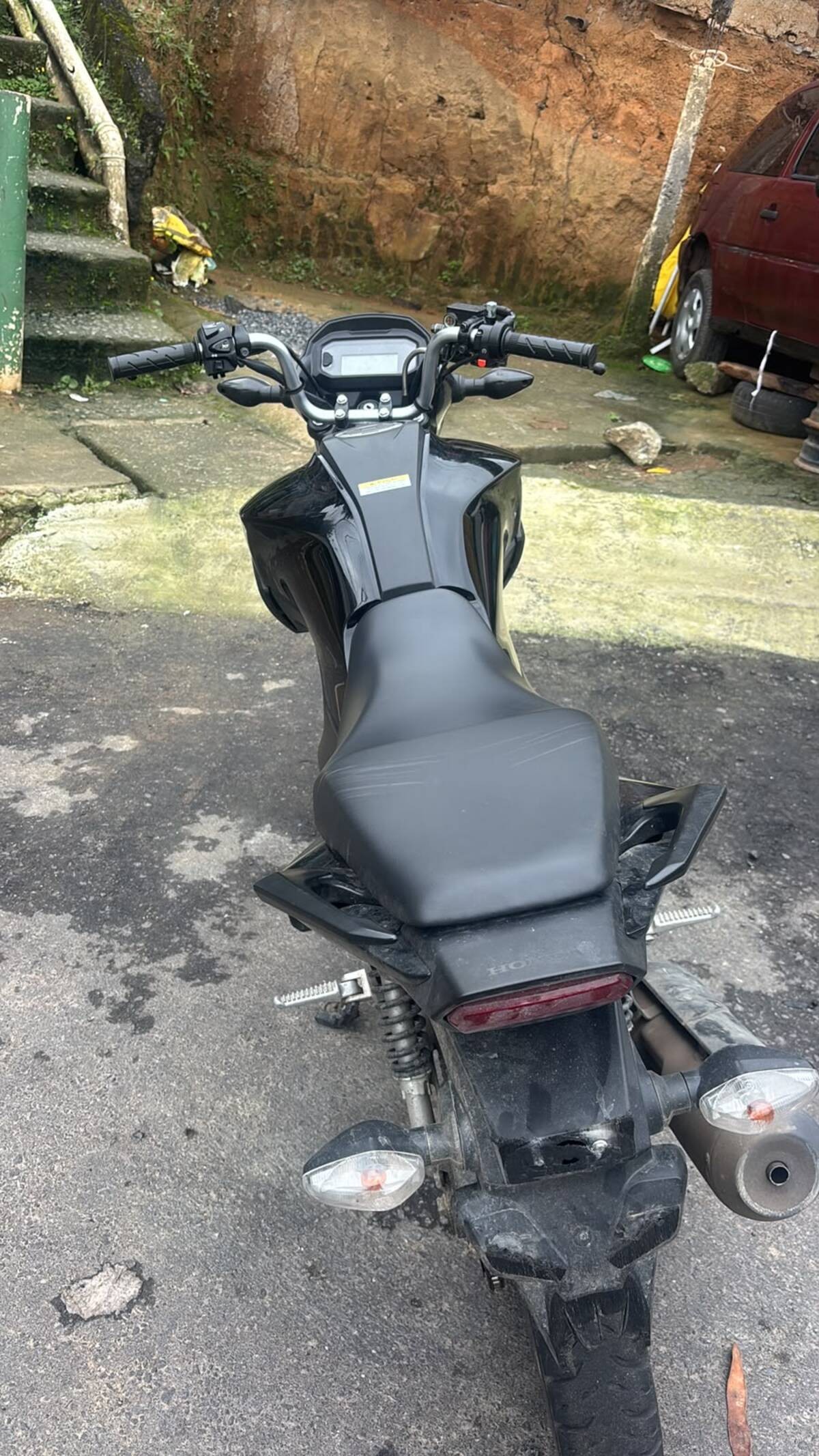 Jovem é preso e adolescente apreendido após manobras perigosas com motos furtadas em Angra dos Reis