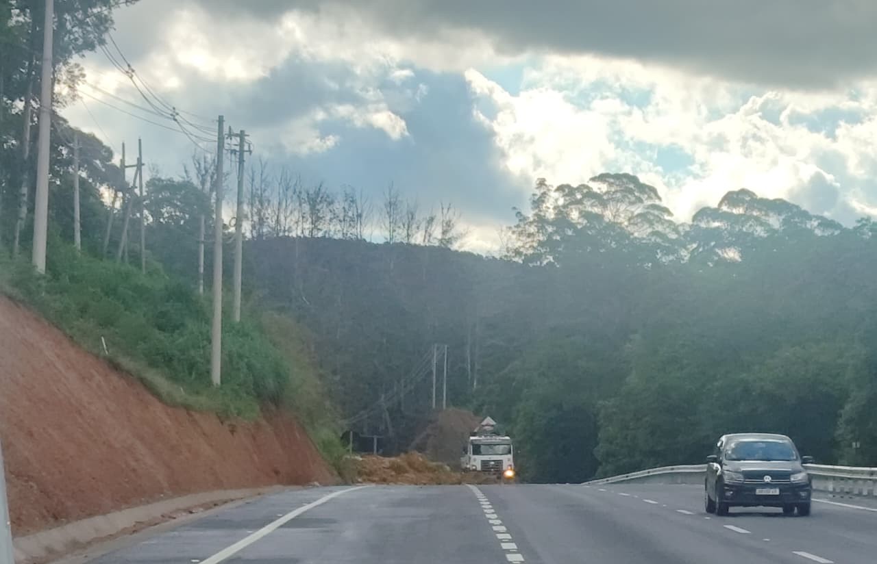 Apagão atinge bairros de Sorocaba após chuva forte; rodovia tem desbarrancamento