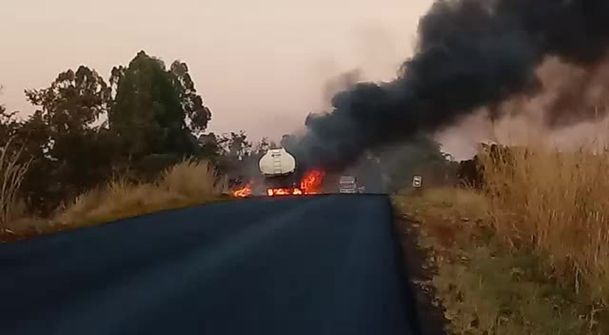 Motorista faz pausa para dormir e caminhão pega fogo em Minas