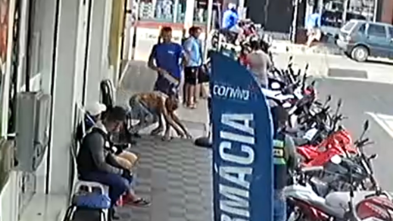 Polícia procura homem que agrediu idosa com paulada sem motivo aparente; vídeo 