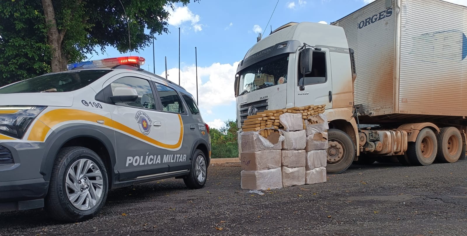Caminhoneiro foge para matagal e deixa mais de 400 kg de maconha em cabine do caminhão na Raposo Tavares