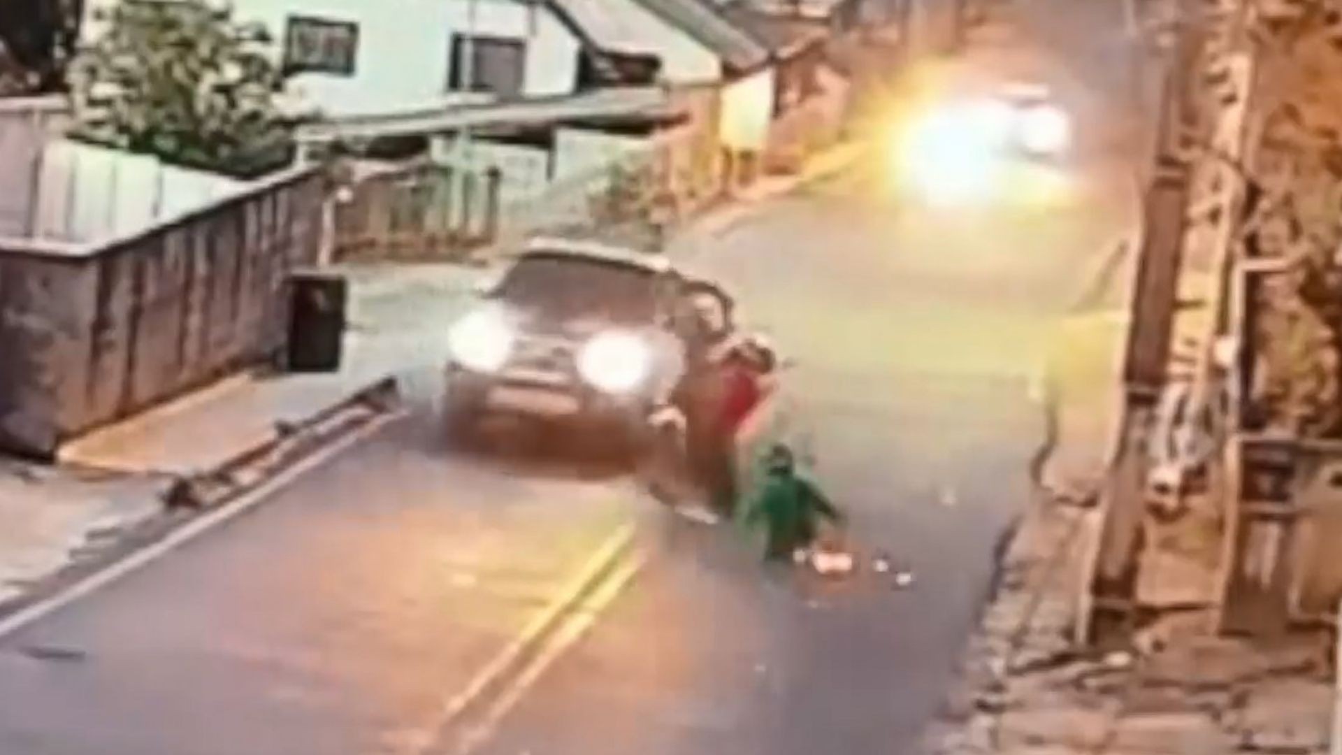 VÍDEO: jovem morre após dar grau, bater em caminhonete e ser atingido pela própria moto em Cachoeiro