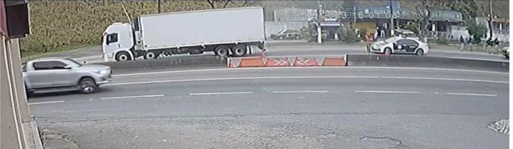 Momento em que, segundo a PF e o MPRJ, os 4 agentes da DRFC passam pelo posto da PRF na escolta do caminhão com 16 toneladas de maconha — Foto: Reprodução/TV Globo