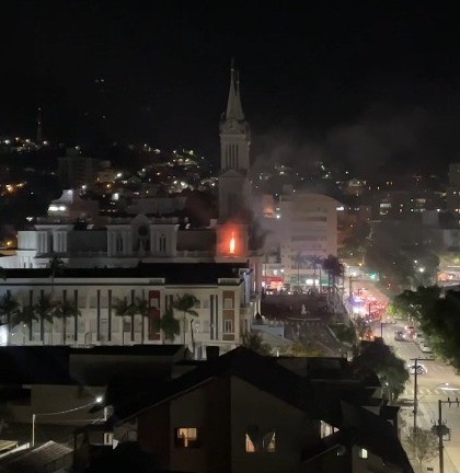 Incêndio atinge torre de catedral construída há quase 70 anos em SC; VÍDEO