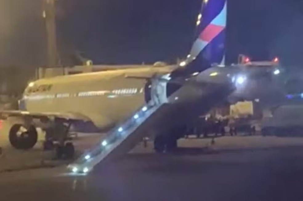Voo da Latam atrasa após passageiro acionar escorregadeira inflável traseira — Foto: Reprodução/Instagram