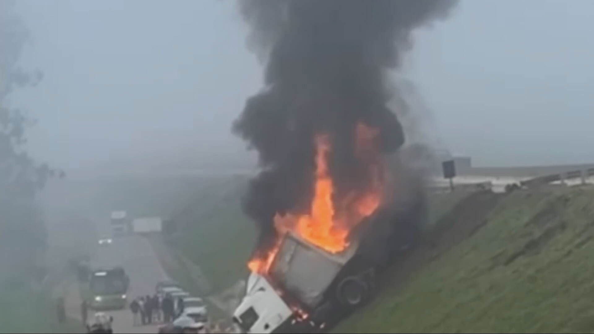 Carreta tomba em Barão de Cocais, carga é saqueada e veículo é incendiado