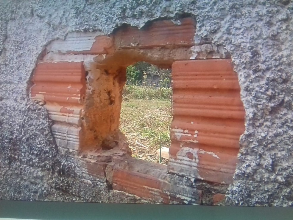 Buraco no muro do Centro de Atendimento Socioeducativo de Rondonópolis — Foto: TV Centro América