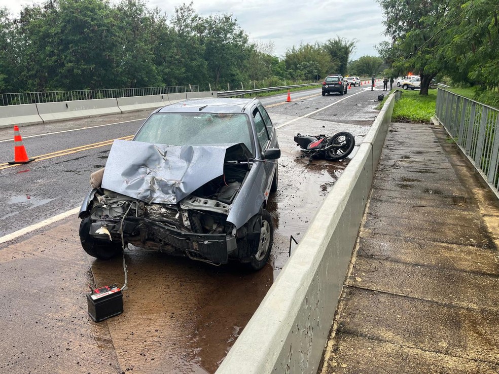 Motociclista morre após ser atingido por carro em rodovia de Presidente Bernardes (SP) — Foto: Reprodução/Polícia Rodoviária