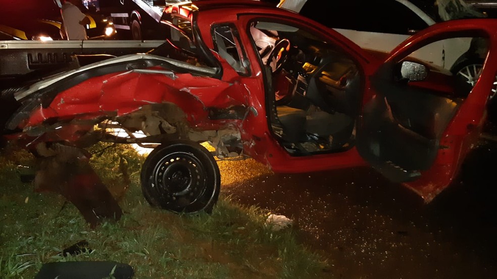 Quatro pessoas ficam estado grave após batida de frente entre dois carros na BR-459 — Foto: Divulgação/PRF