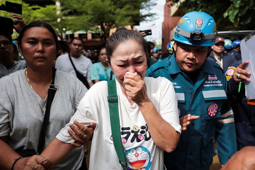 Parente de vítima de ataque a escola Debsirin Nonthaburi, em Bangkok, na Tailândia, chora no local em 7 de agosto de 2026. — Foto: REUTERS/Chalinee Thirasupa