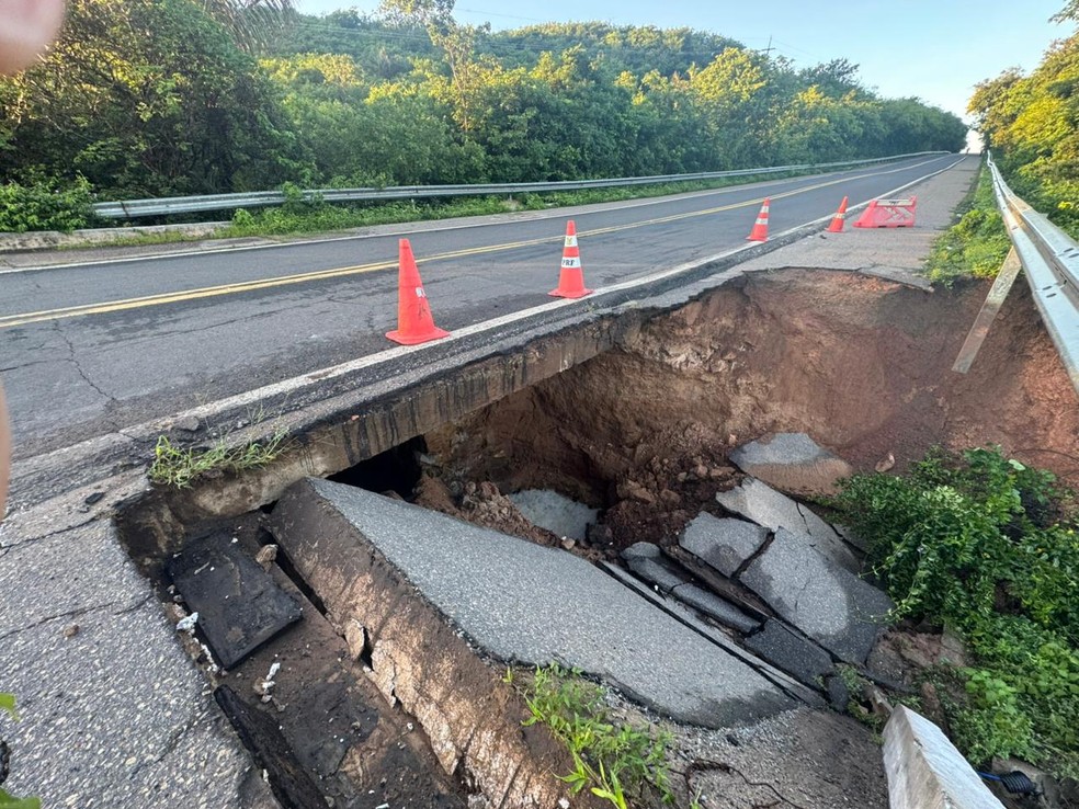Trecho da BR-343 é interditado totalmente após pista ceder no Norte do Piauí — Foto: Divulgação/PRF