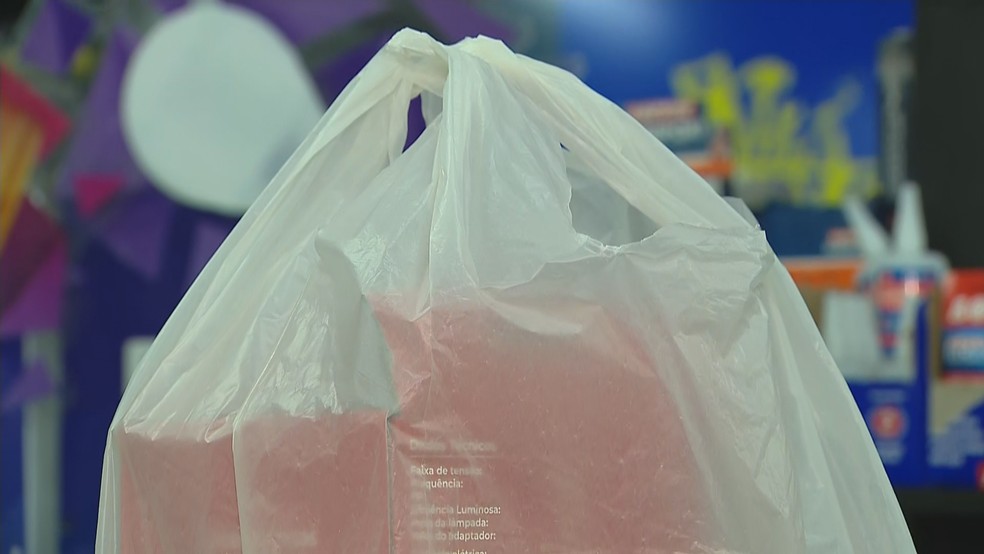 Sacola plástica vendida em estabelecimento comercial de Gramado — Foto: Reprodução/RBS TV