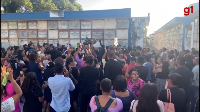 Cantora Sara Mariano é enterrada sob forte comoção em Salvador