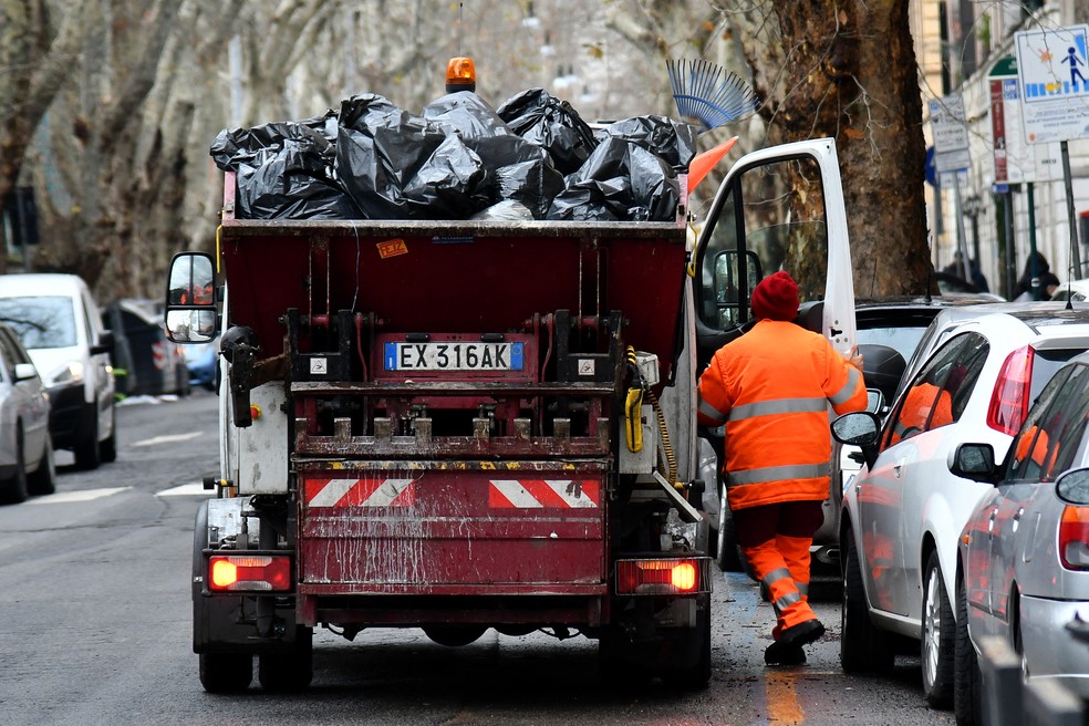 Bilhete premiado é encontrado por garis, na Itália. — Foto: ALBERTO PIZZOLI / AFP