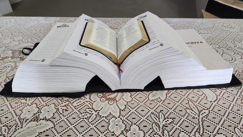 Igreja Peniel, de Presidente Prudente (SP), transcreveu toda a Bíblia Sagrada em menos de uma semana — Foto: Leonardo Bosisio/g1