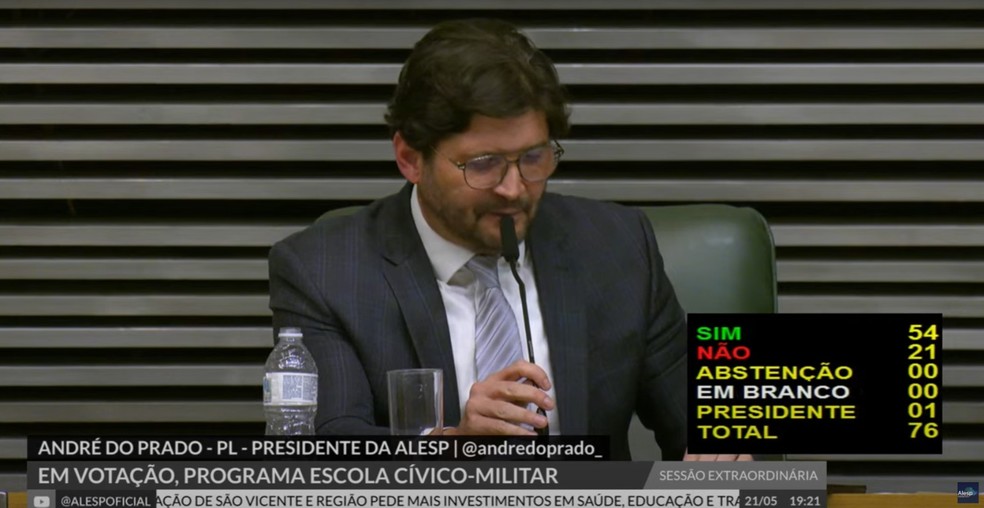Presidente André do Prado (PL) anuncia resultado da votação — Foto: Reprodução/Alesp