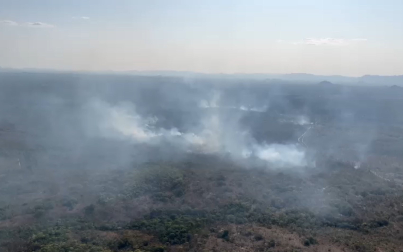 VÍDEO: Incêndio de grandes proporções volta a atingir a Chapada dos Veadeiros