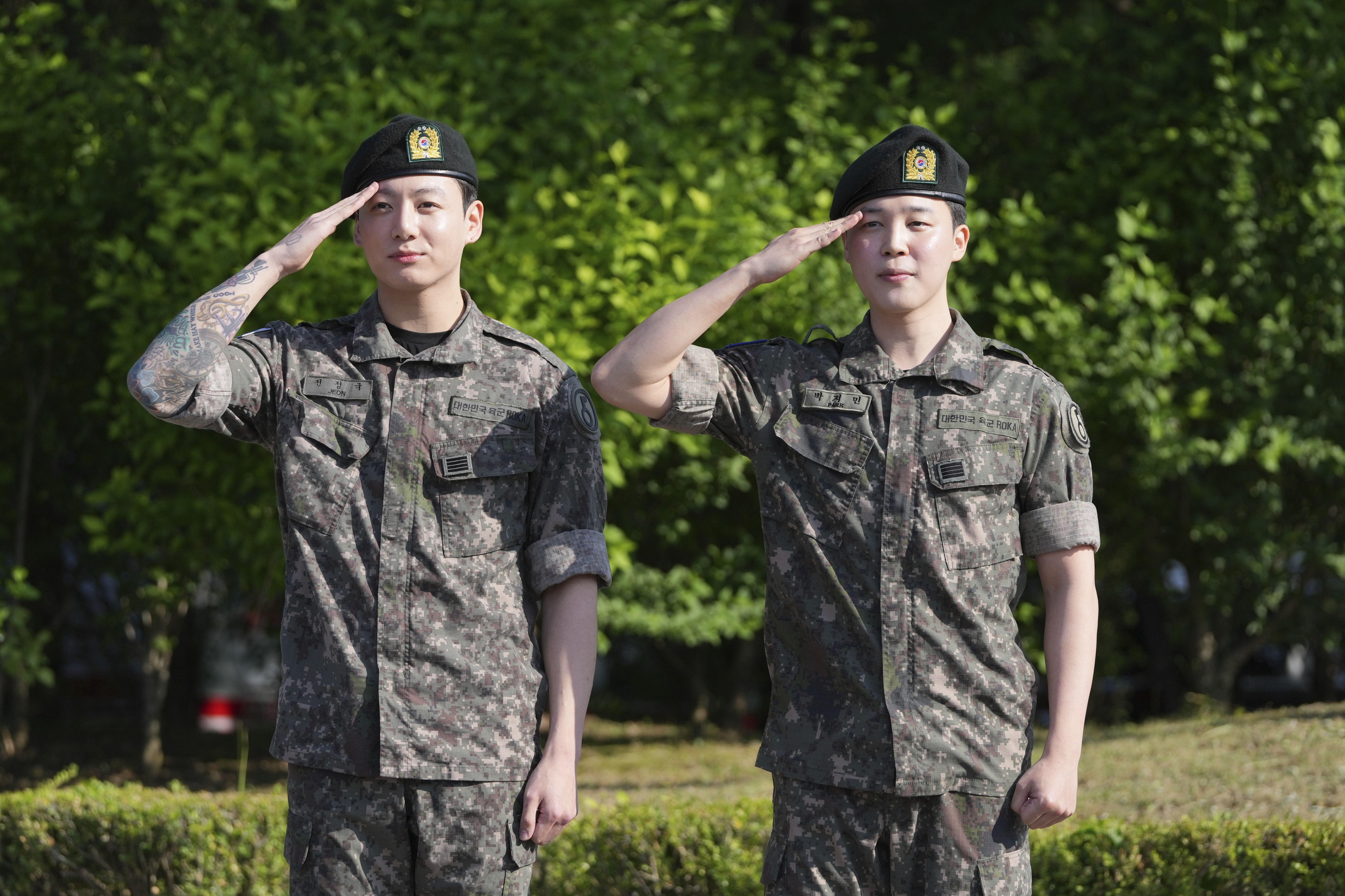 Centenas de fãs se reúnem para ver membros do BTS serem dispensados do serviço militar