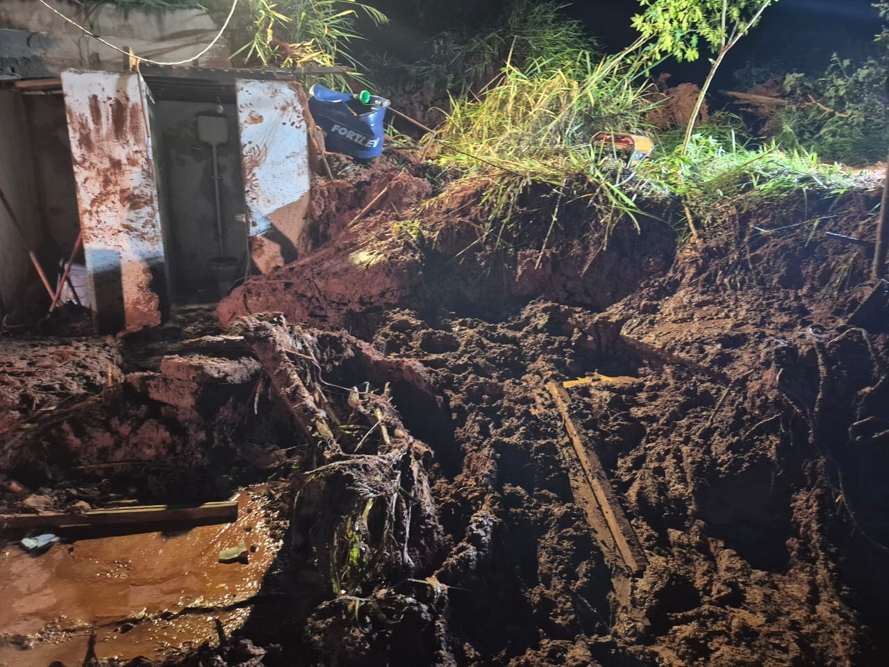 Deslizamento de terra mata três pessoas soterradas e deixa um ferido em Taubaté, SP