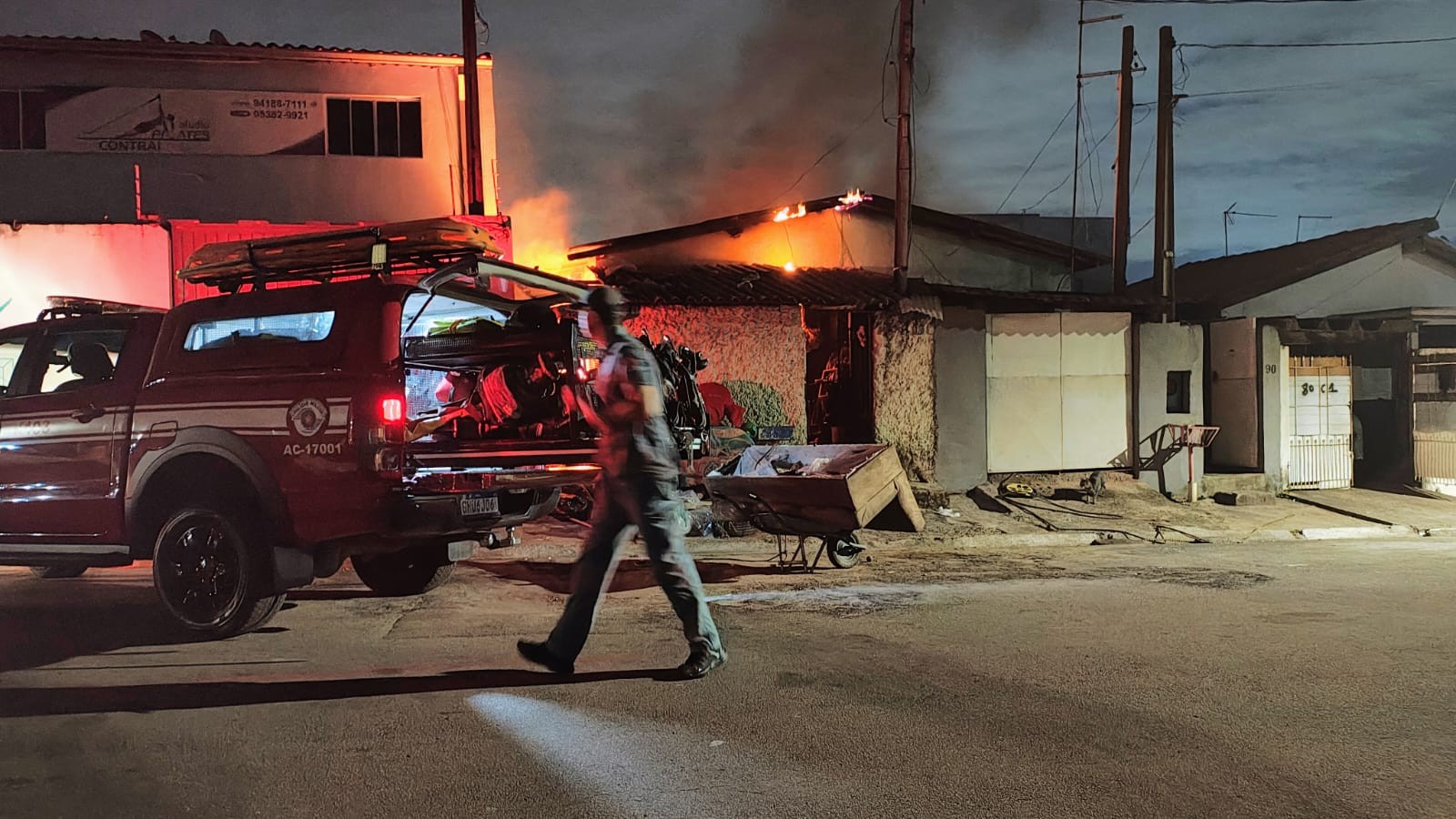 Incêndio atinge duas casas em Suzano