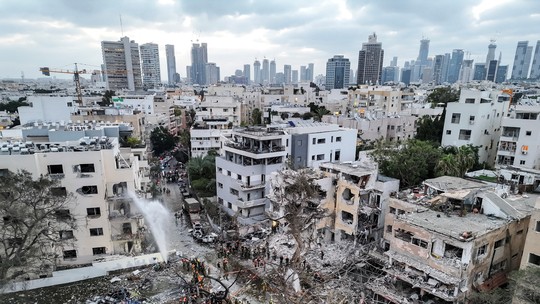 Embaixada do Brasil em Israel inicia processo de identificação de brasileiros que querem deixar o país - Conflito entre Israel e Irã se agravou nos últimos dias, e países têm se bombardeado diariamente. Não há ainda confirmação oficial de que haverá repatriação; FAB diz estar pronta para agir.