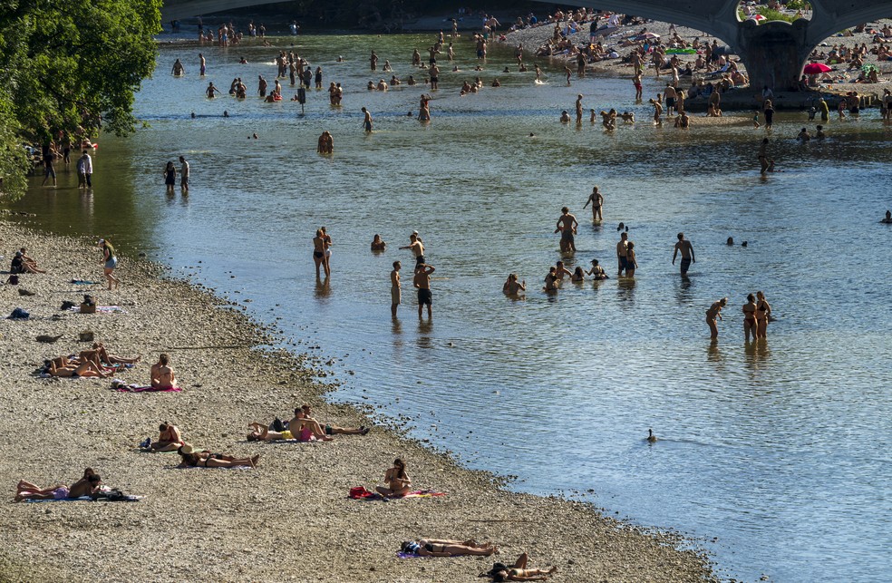 Termômetros têm registrado picos de até 44 °C nos últimos dias. — Foto: AP