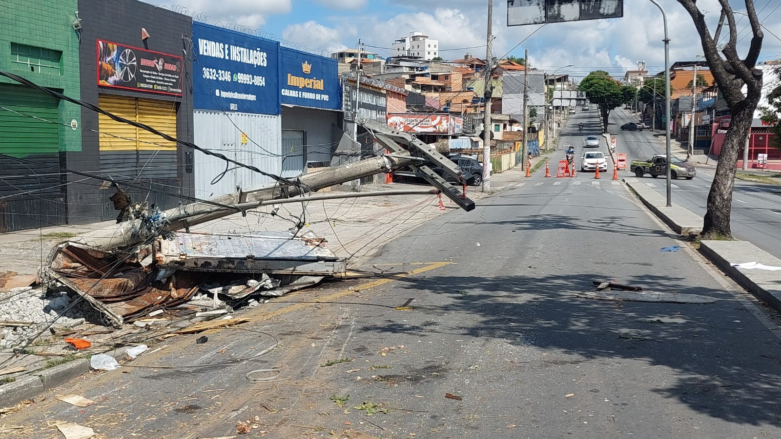 Caminhão derruba poste em Venda Nova; 50 clientes estão sem energia