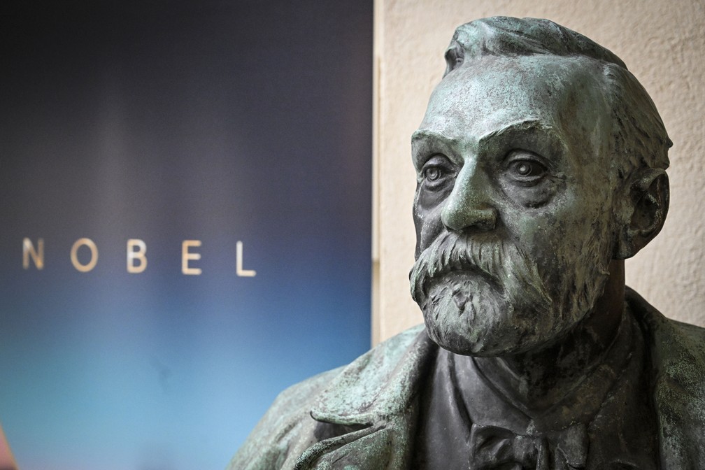 Um busto do fundador do Prêmio Nobel, Alfred Nobel, em exibição durante cerimônia de entrega da láurea em 2018, em Estocolmo. — Foto: Henrik Montgomery/TT News Agency via AP, File