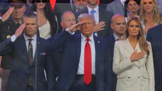 Trump participa de desfile militar no dia de seu 79º aniversário e em meio a protestos em todo o país