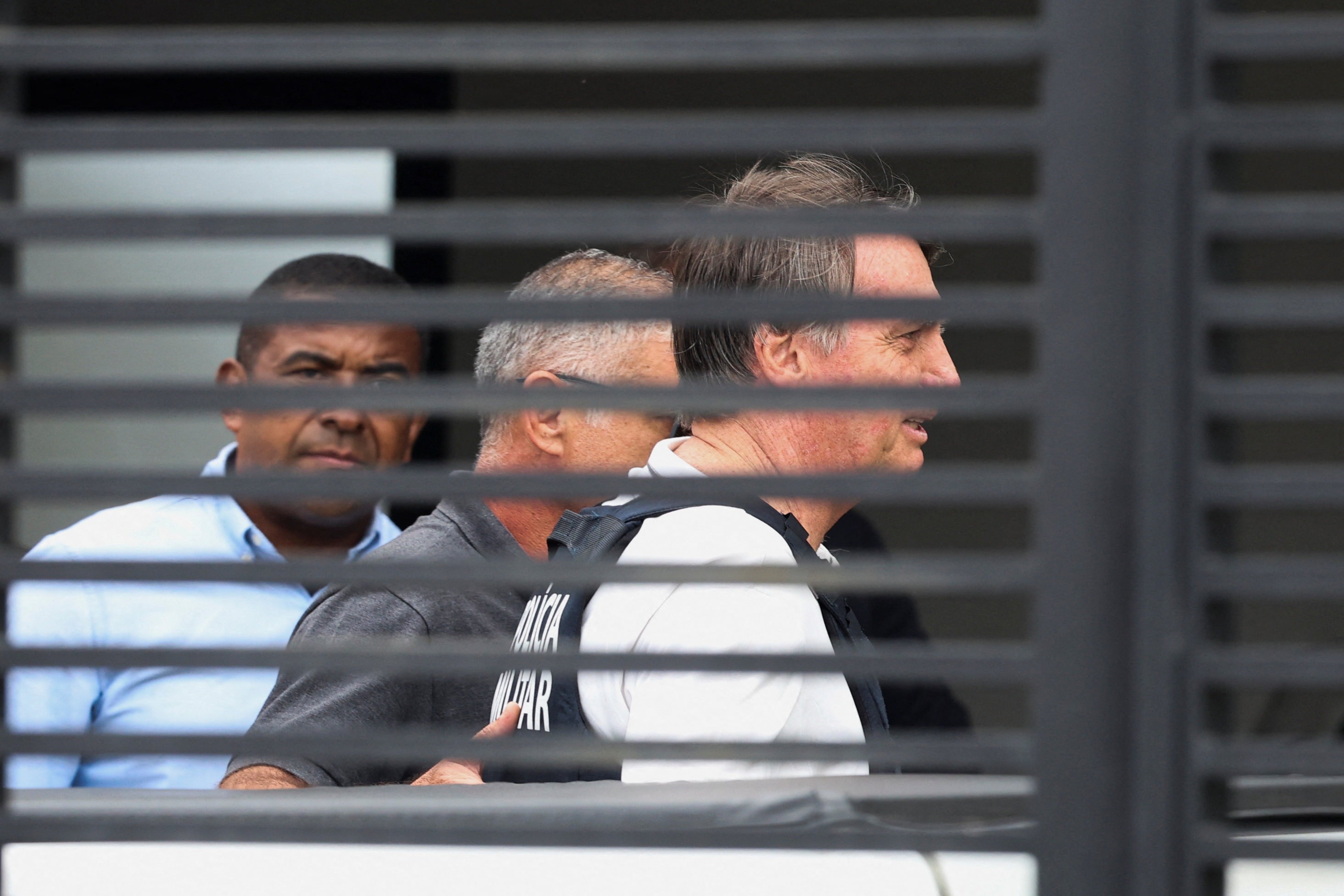 Bolsonaro recebe alta e chega em casa para cumprir prisão domiciliar