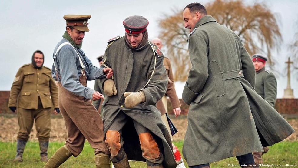 Em 2014, uma reconstituição de um jogo de futebol por atores vestidos como soldados relembrou a trégua de Natal de 1914. — Foto: Stephanie Lecocq/EPA/dpa/picture alliance via DW
