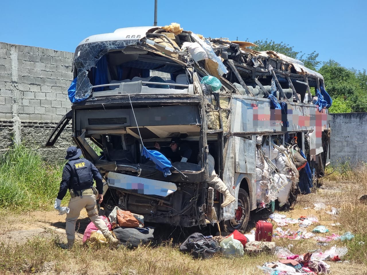 Veja como ficou ônibus após acidente que deixou 17 mortos na BR-423, em Pernambuco