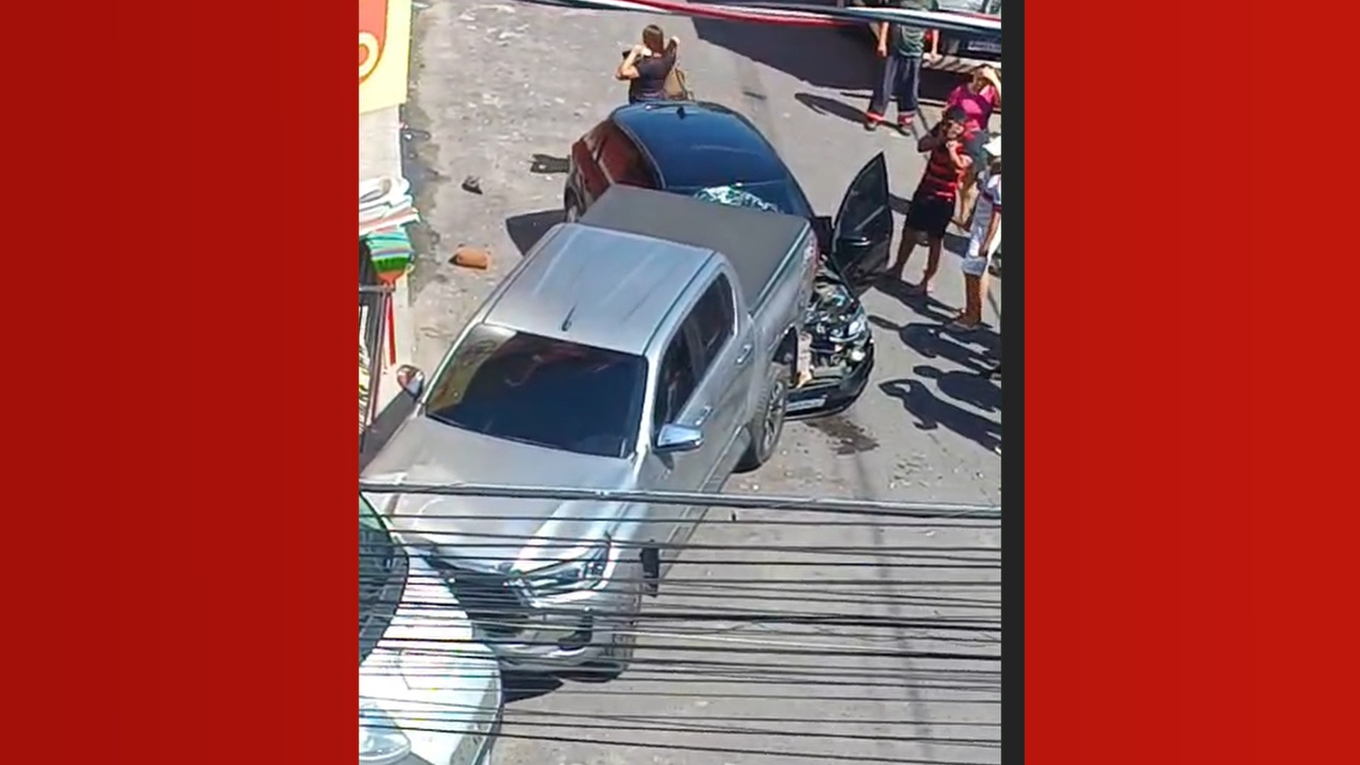 VÍDEO: Idosa morre após ser atropelada e ficar presa entre carros em Manaus