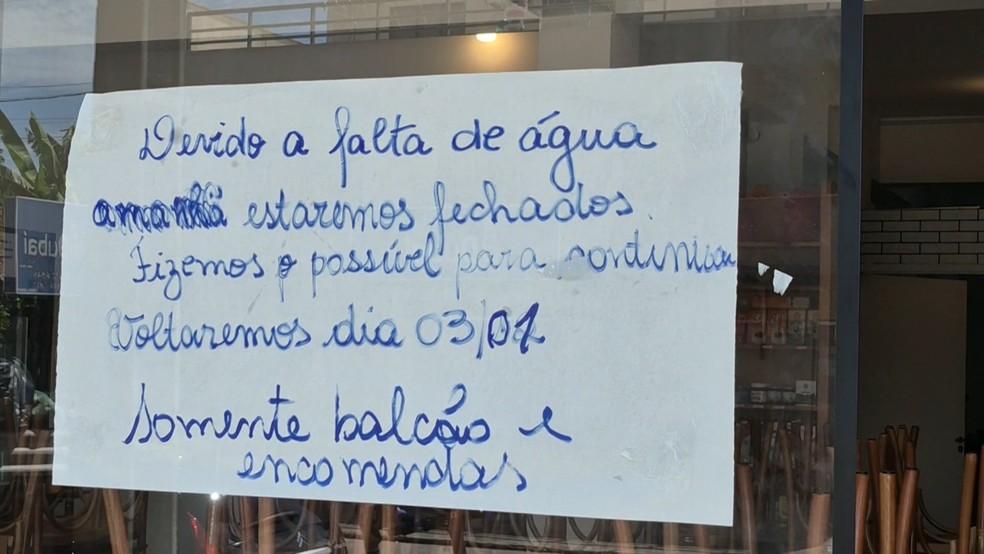 Por conta da falta de água, alguns comerciantes precisaram fechar temporariamente as portas — Foto: RPC