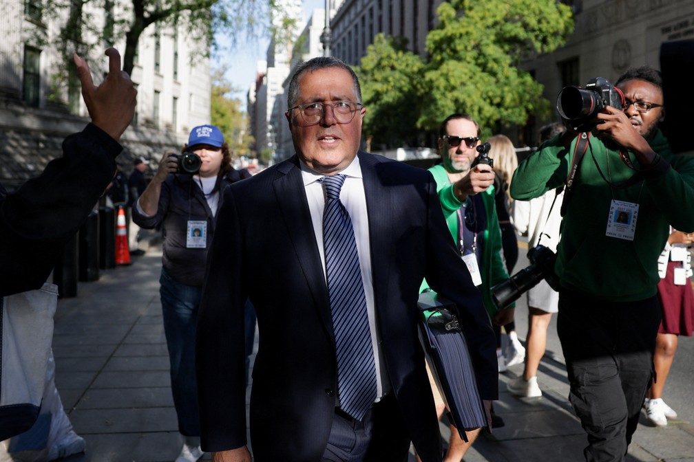 Marc Agnifilo, advogado de Diddy, chega ao tribunal para a audiência de sentença — Foto: REUTERS/Jeenah Moon