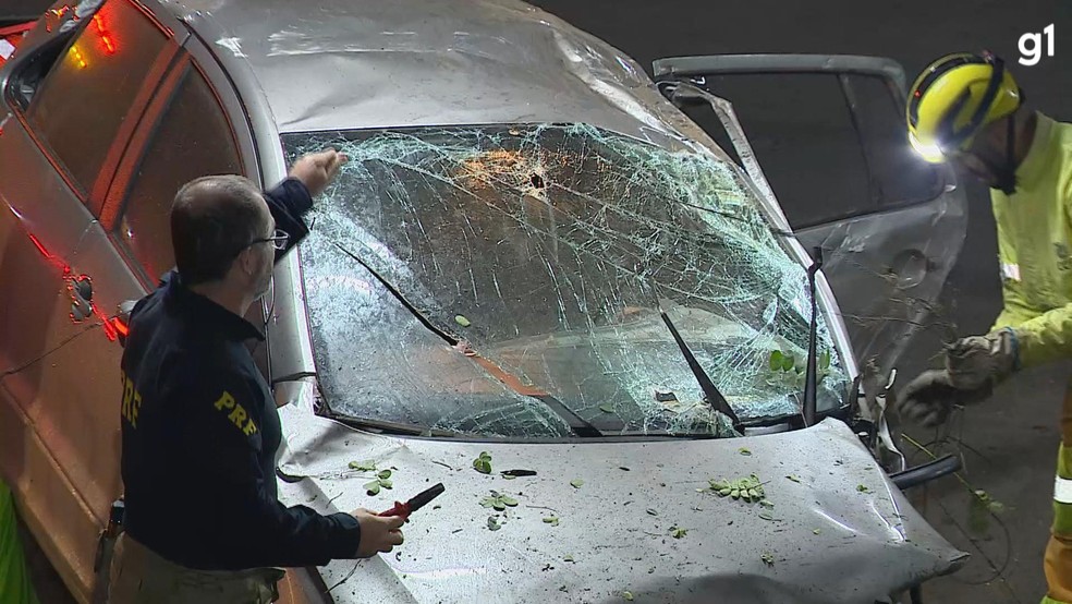Carro ficou destruído e estado da condutora é grave — Foto: Reprodução / RBS TV