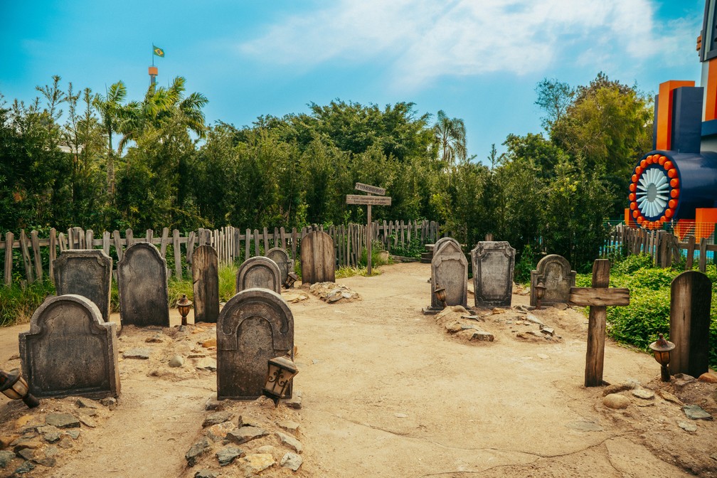 Cruzes, l&aacute;pides e caix&otilde;es: conhe&ccedil;a nova &aacute;rea de fumantes do Beto Carreiro em SC &mdash; Foto: Beto Carreiro/Divulga&ccedil;&atilde;o